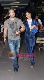 Shilpa Shetty, Raj Kundra snapped as they return from Singapore tonite in  Airport on 9th Sept 2010 (5).JPG